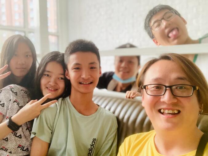 1.允睿和朋友们在一起.jpg